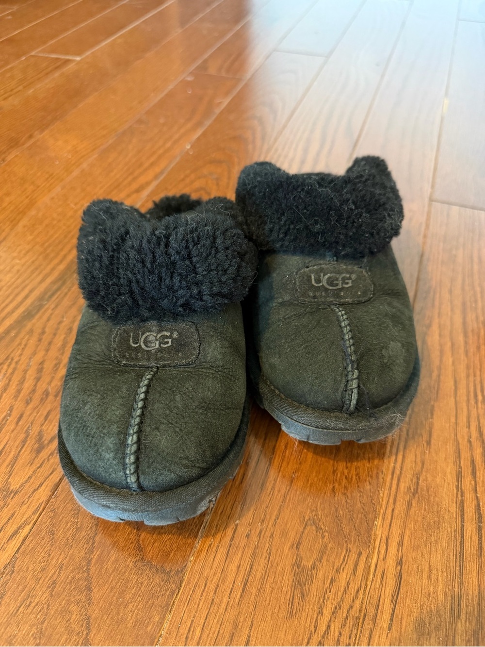 Women’s UGG Black Coquette Slip-On Slide Slippers. Size 6. Rubber Sole.